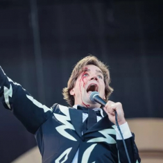 Вокалист The Hives выступал c кровоточащим лицом